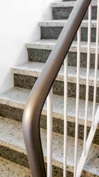 Profil&eacute;s de rampe d'escalier ronds en plastique