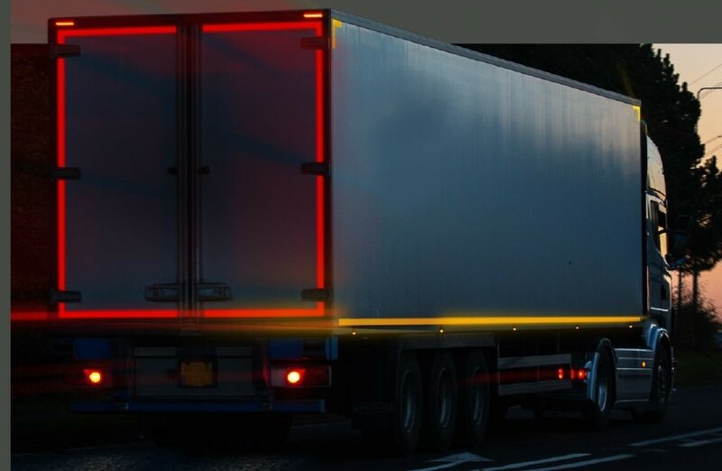 Reflecterende tape voor vrachtwagens 