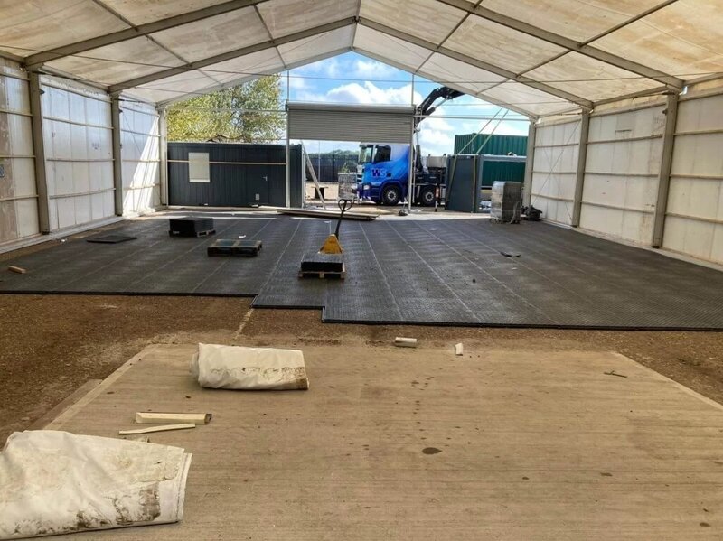 Vloeren in evenmeneten-tenten