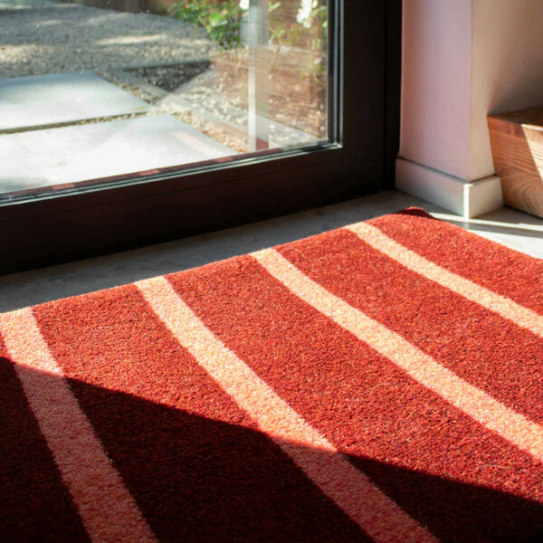 deurmat-ColorStar-Lines-bruin-zalm-aan-deur-bofloor